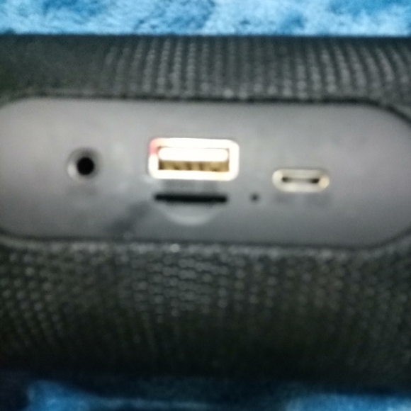 Sylvania 16 in Bluetooth speaker rechargeable - Picture 4 of 4